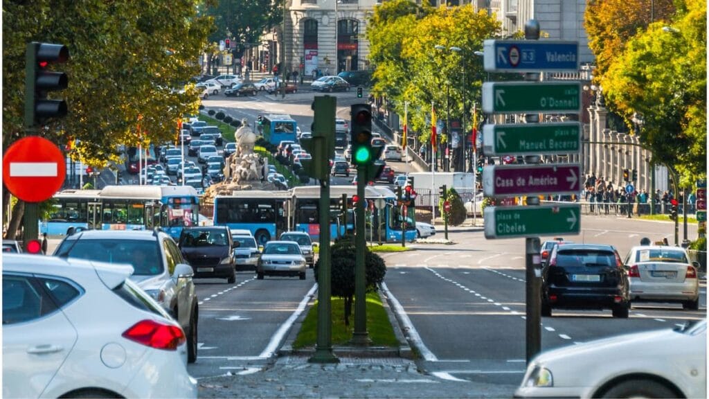 Tráfico en la calle de Alcalá mirando a la Plaza de Cibeles en Madrid
